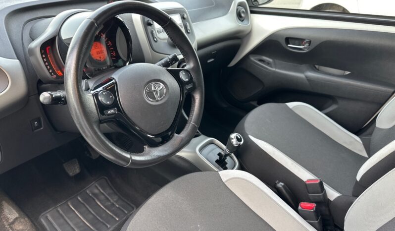 
								TOYOTA AYGO 1.0 VVT-I 69CH X-PLAY X-SHIFT 5P full									