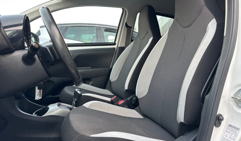 
								TOYOTA AYGO 1.0 VVT-I 69CH X-PLAY X-SHIFT 5P full									