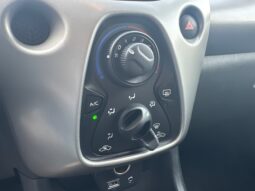 
										TOYOTA AYGO 1.0 VVT-I 69CH X-PLAY X-SHIFT 5P full									