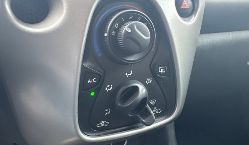 
								TOYOTA AYGO 1.0 VVT-I 69CH X-PLAY X-SHIFT 5P full									